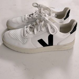 White veja size 7 women’s. Worn once outside, other than that brand new!